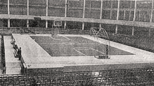 Campo di gioco al PalaFiera durante Trofeo Mairano- anno 1954